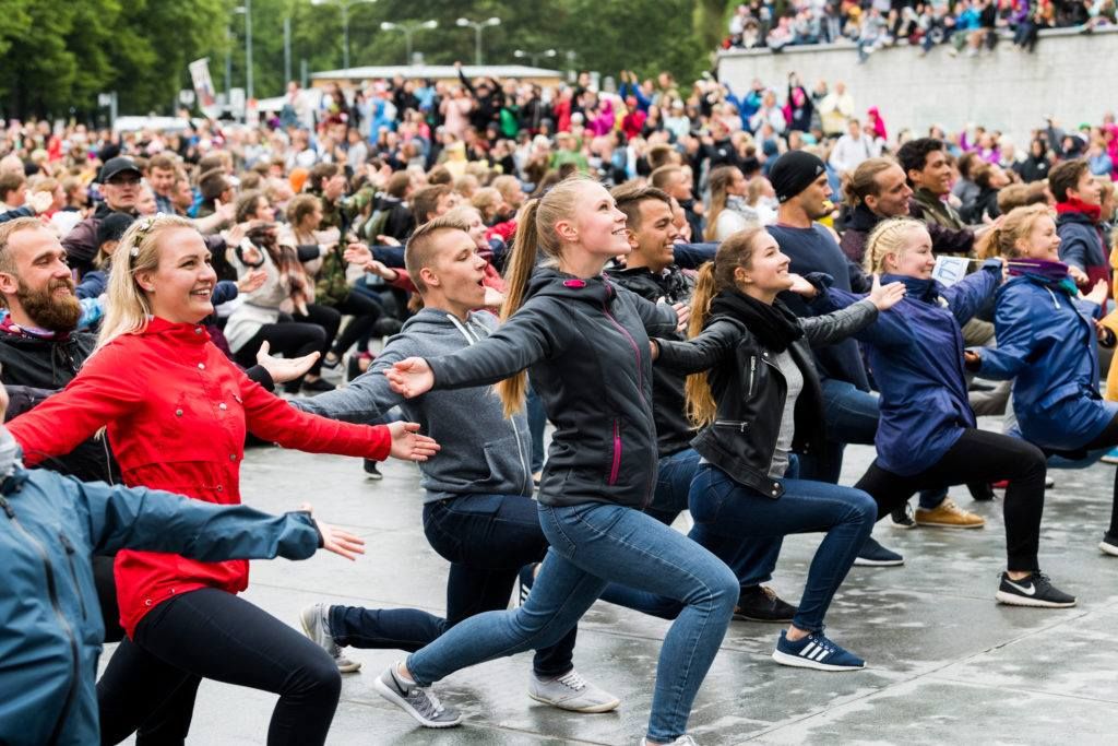 Vabaduse väljakul noored tanstimas