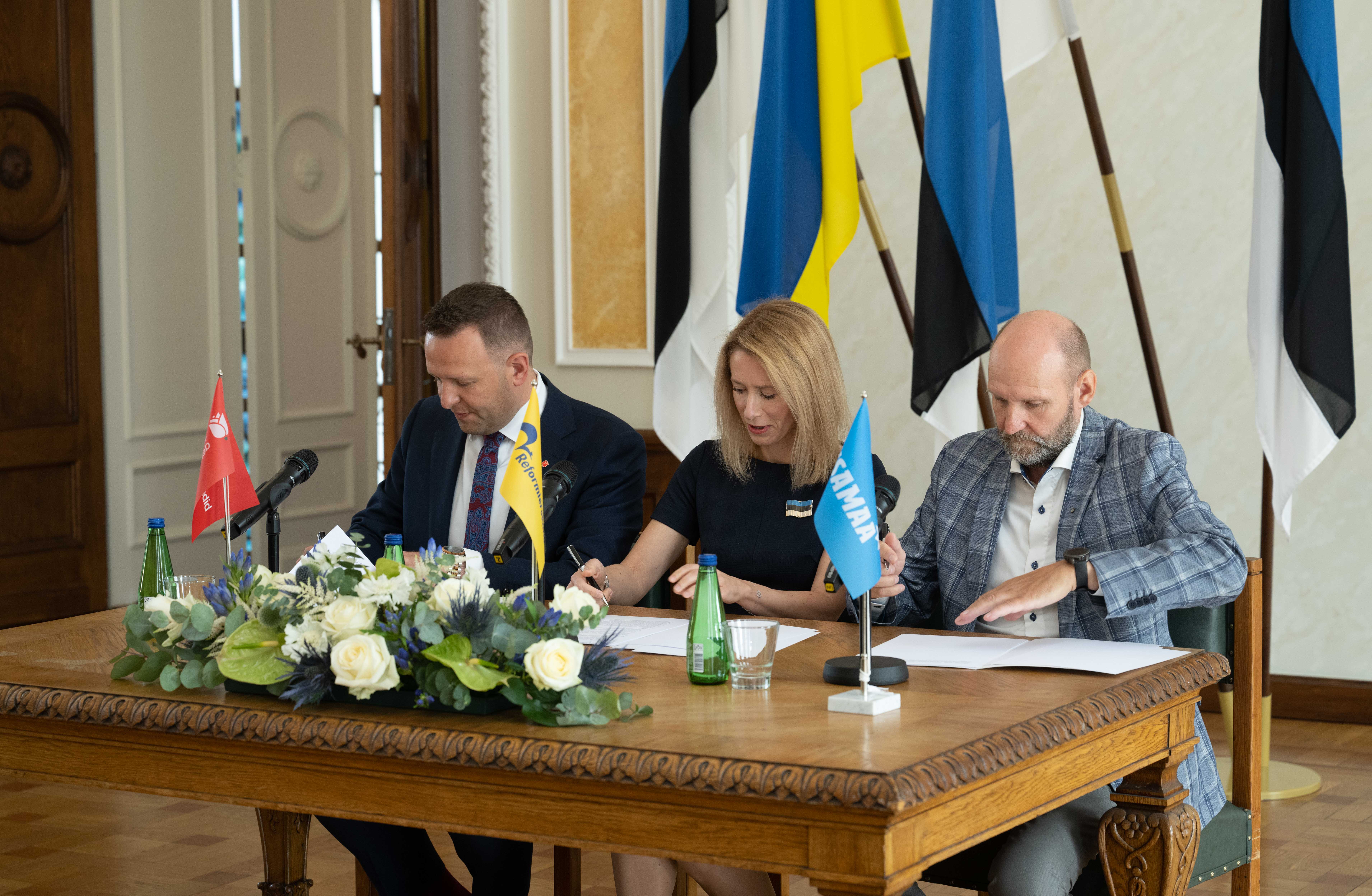 Läänemets, Kallas ja Seeder koalitsioonilepingut alla kirjutamas