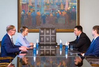 Peaminister Jüri Ratas kohtus rahandusministri Katri Kulmuniga.