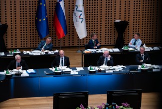 Konverentsisaal, lipud taustal