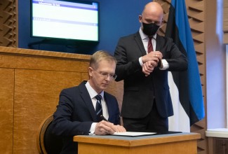 Tiit Terik ametivannet andmas