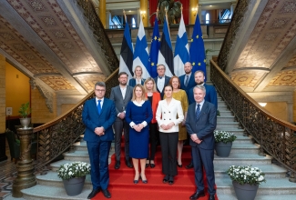 Eesti ja Soome valitsuste esindajate grupipilt. Trepil seisavad esireas Eesti ja Soome peaministrid koos neid saatvate teiste ministritega.