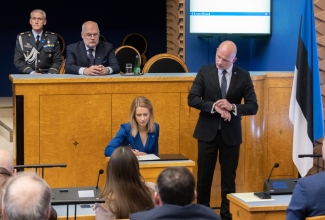 Peaminister kirjutab Riigikogus alla ametivandele