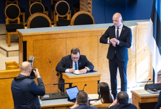 Madis Timpson kirjutab Riigikogus alla ametivandele