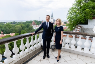 Kaja Kallas ja Alexander Stubb Stenbocki maja rõdul