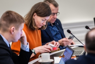 Minister Sikkut uurib lõhkeaine komponenti
